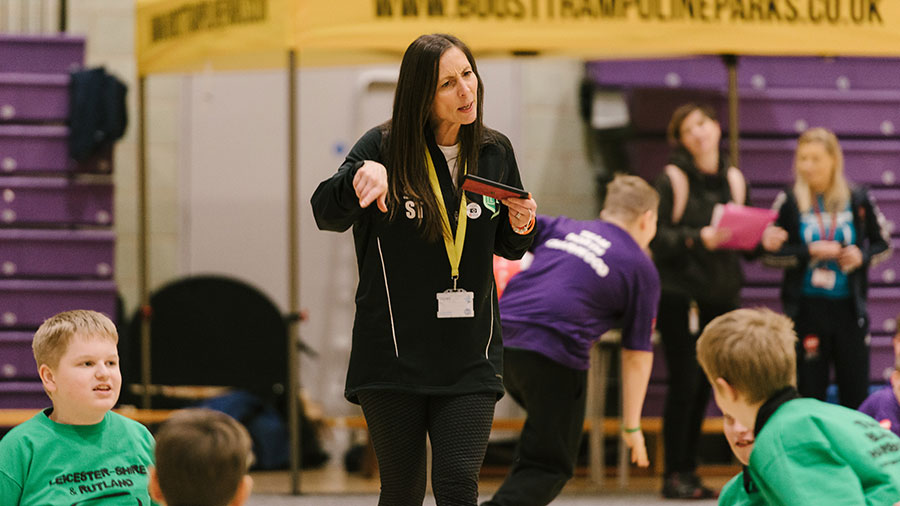 lrsg-081-coach-talking-children-gym-exp-23-03