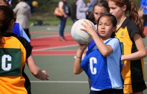 A girl throwing a netball